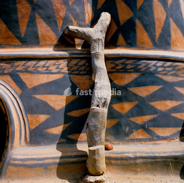 Details from two Nankani compounds, one in Sirigu, Ghana, the other in Guenon-Tipó, Burkina Faso. The triangular broken calabash pattern sets off the window and notched tree trunk ladder