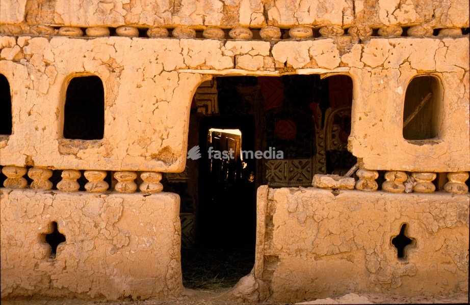 After an exhaustive search through thirty-six Soninke villages along the Senegal river, only ruins remain to bear witness to a once prolific and unique painted relief tradition. Ouaounde, Senegal