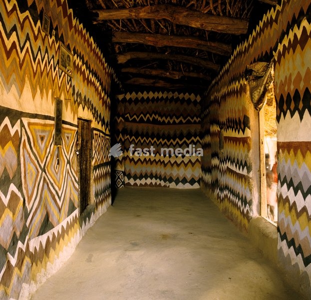 The main living area of a typical U-shaped dwelling. Corridors at either end of the room lead to separate walled-in, open courtyards at the back of the house. The door on the left leads to subdivided sleeping quarters