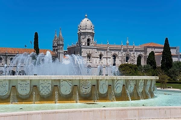 Ein historischer Brunnen vor einem Kloster unter klarem, sonnigem Himmel, Hieronymus Kloster, Mosteiro dos Jerónimos, Hieronymitenkloster, Weltkulturerbe, Klosterkirche Santa Maria, Belém, Belem, Bethlehem, Lissabon, Lisboa, Portugal, Europe