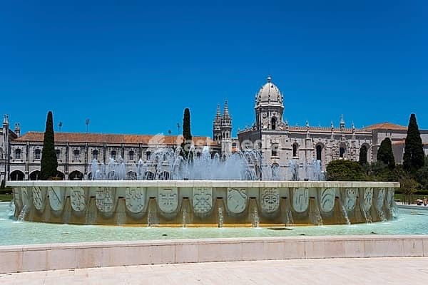 Ein historischer Brunnen vor einem Kloster unter klarem, sonnigem Himmel, Hieronymus Kloster, Mosteiro dos Jerónimos, Hieronymitenkloster, Weltkulturerbe, Klosterkirche Santa Maria, Belém, Belem, Bethlehem, Lissabon, Lisboa, Portugal, Europe