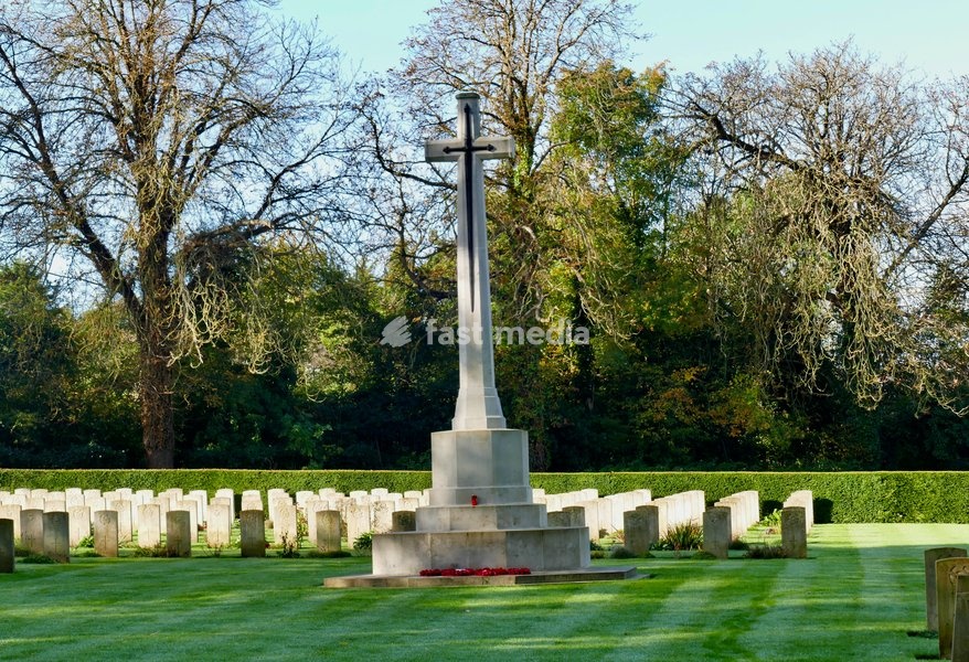 The well kept Commonwealth War Graves in the autumnal sunshine in the run up to Remembrance Sunday, the Commonwealth War Graves Commission is an intergovernmental organisation of six independent member states whose principal function is to mark, record and maintain the graves and places of…