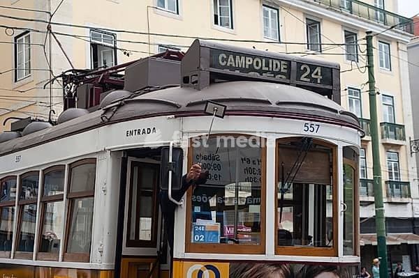 10.06.2018, Lisbon, Portugal, Europe, A tram driver uses a small mirror to adjust the destination display of his tram, Europe