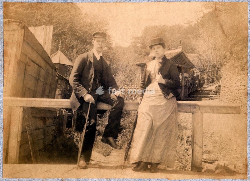 1890 ca , ISLE OF WIGHT , GREAT BRITAIN : A couple outdoors for holidays . - ENGLAND - GRAND BRETAGNA - FOTO STORICHE - HISTORY - FASHION - OTTOCENTO - 800's - '800 - EPOCA VITTORIANA - VICTORIAN HERA - countryside - campagna - aria aperta - gita - TURISMO - turista - turisti - TOURISM - TOURISTS -…