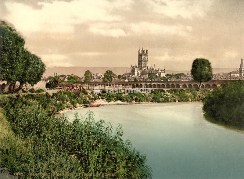 1900 ca , Gloucester , Gloucestershire , GREAT BRITAIN : The GLOUCESTER CATHEDRAL from the river , Church of St Peter and the Holy and Indivisible Trinity . It originated in 678 or 679 with the foundation of an abbey dedicated to Saint Peter ( dissolved by King Henry VIII ). Photochrom by Detroit…