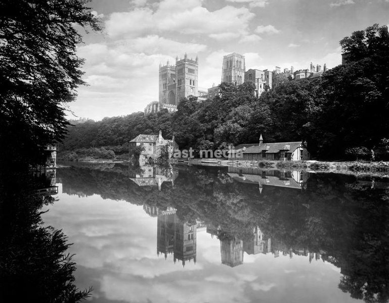 1900 ca , DURHAM , ENGLAND , GREAT BRITAIN : The DURHAM CATHEDRAL Church of Christ, Blessed Mary the Virgin and St Cuthbert of Durham , the seat of the Anglican Bishop of Durham. The Bishopric dates from 995, with the present cathedral being founded in AD 1093. The cathedral is regarded as one of…