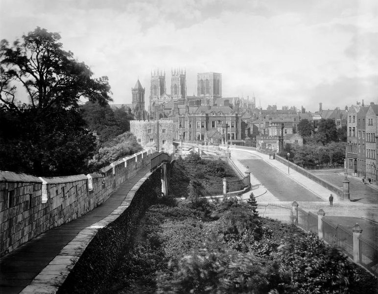 1900 ca , YORK , ENGLAND , GREAT BRITAIN : View of YORK and his Munster from CITY WALLS . Photo by Detroit Publishing Company . - ENGLAND - GRAND BRETAGNA - VIEW - FOTO STORICHE - HISTORY - GEOGRAFIA - GEOGRAPHY - ARCHITETTURA - ARCHITECTURE - OTTOCENTO - 800's - '800 - EPOCA VITTORIANA - VICTORIAN…
