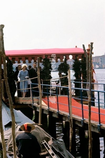 Queen Elizabeth II, visiting Venice for the first time, in the occasion of the celebrations for the national Unification's centenary, crosses the red footbridge towards Piazza San Marco. Venice (Italy), May 1961. SPECIAL FEE - CONTACT US FOR NOT EDITORIAL USAGE