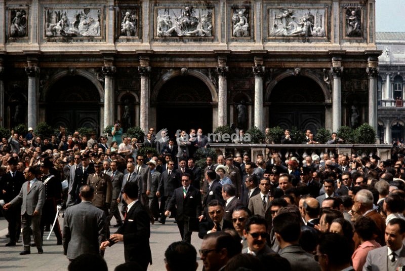 Piazza San Marco densely crowded by the people gathered to see the Queen Elizabeth visiting Venice for the first time with her husband, the Prince Philip. Venice (Italy), May 1961. SPECIAL FEE - CONTACT US FOR NOT EDITORIAL USAGE