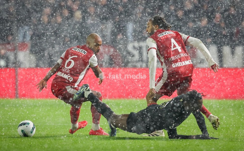 Antwerp's Denis Odoi and Union's Promise David fight for the ball during a soccer game between Royal Antwerp and Royale Union Saint-Gilloise, Wednesday 08 January 2025 in Antwerp, in the 1/4 finals of the 'Croky Cup' Belgian soccer cup