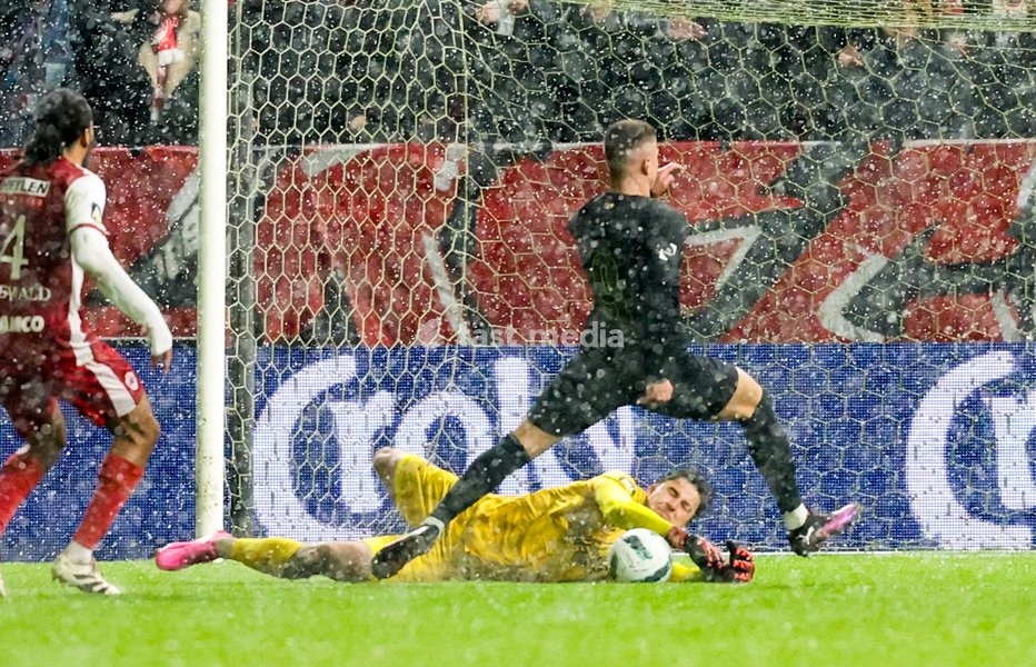 Union's Franjo Ivanovic and Antwerp's goalkeeper Senne Lammens fight for the ball during a soccer game between Royal Antwerp and Royale Union Saint-Gilloise, Wednesday 08 January 2025 in Antwerp, in the 1/4 finals of the 'Croky Cup' Belgian soccer cup