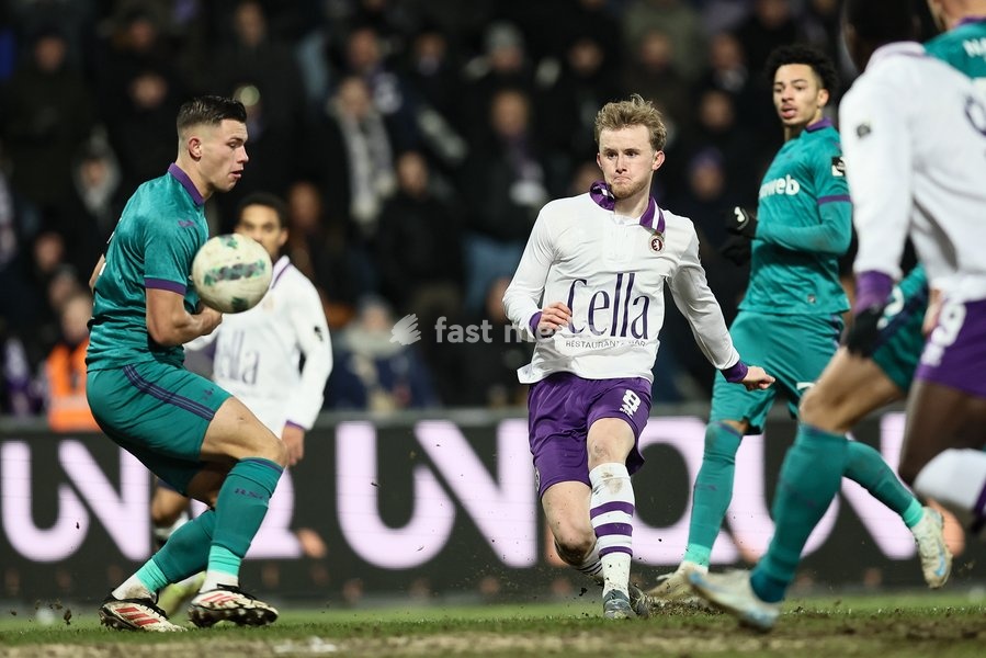 Beerschot's Ewan Henderson pictured in action during a soccer game between Beerschot VA and RSC Anderlecht, Thursday 09 January 2025 in Antwerp, in the 1/4 finals of the 'Croky Cup' Belgian soccer cup