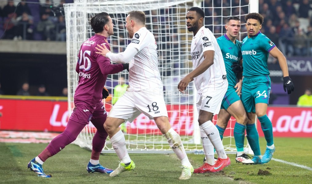 Antwerp's Vincent Janssen and Anderlecht's goalkeeper Colin Coosemans pictured during a soccer game between RSC Anderlecht and Royal Antwerp, Thursday 16 January 2025 in Brussels, in the 1/2 finals of the 'Croky Cup' Belgian soccer cup