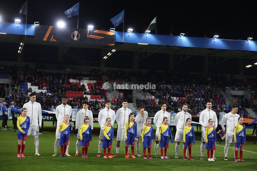 Anderlecht's players pictured at the start of a soccer game between Czech soccer team Viktoria Plzen and Belgian soccer team RSC Anderlecht, Thursday 23 January 2025 in Plzen, Czech Republic, on day 7/8 of the group stage of the UEFA Europa League tournament