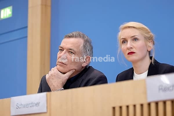 Jan van Aken (top candidate and party leader of Die Linke) and Ines Schwerdtner (party leader of Die Linke) at the press conference of Die Linke during the review of the election of the 21st German Bundestag on 24 February 2025