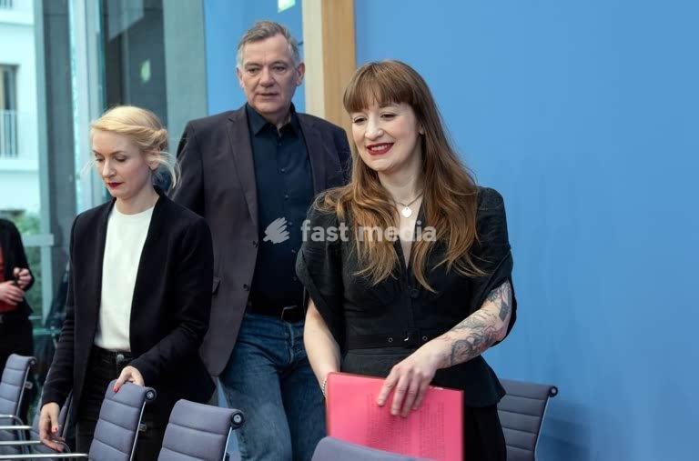 Ines Schwerdtner, politician, Die Linke, Germany. Federal press conference: the leader of the Left Party after the party's success in the Bundestag elections. To the right: the party's two leading candidates Heidi Reichinnek and Jan van Aken. Berlin, 24 February 2025