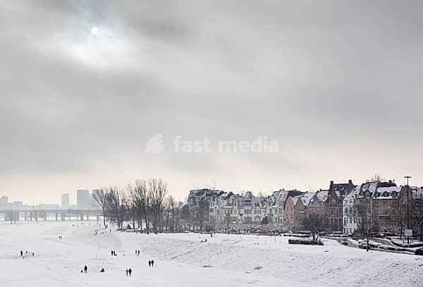 Art nouveau houses in the snow, view of the Kniebrücke bridge and the Rhine