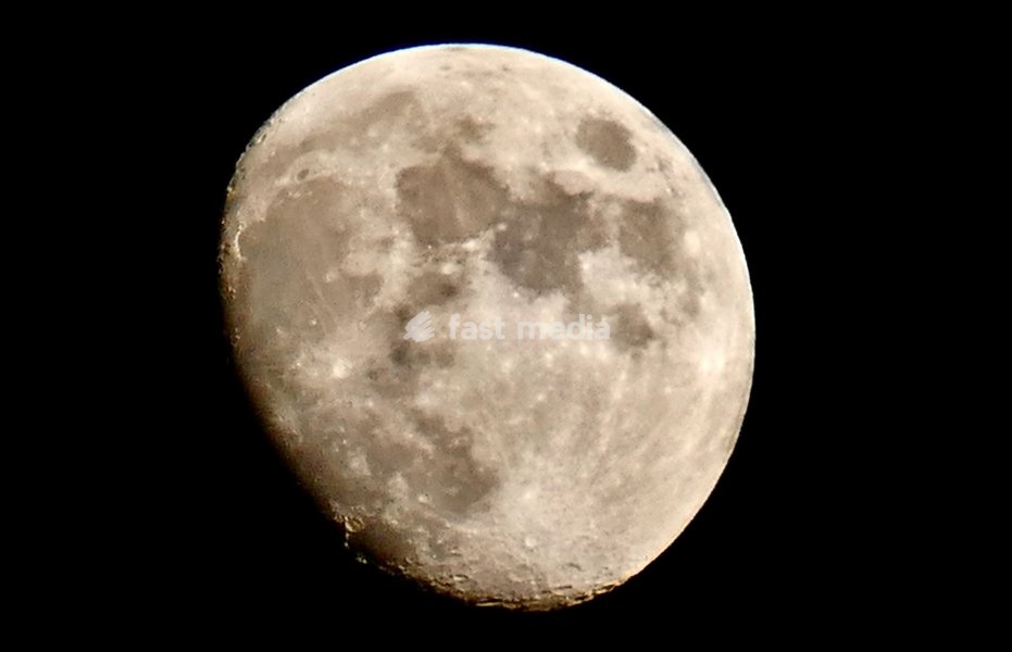 The waxing gibbous moon visible at 88.9% in the early mornings sky. This intermediate Moon phase starts after the First Quarter Moon and lasts until the Full Moon